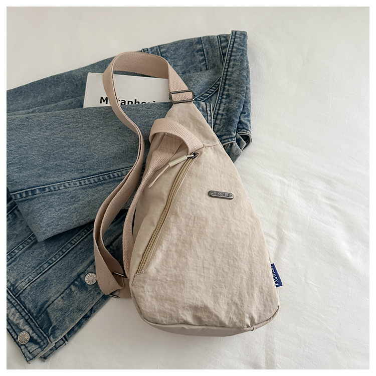 The new large-capacity, fashionable and versatile Korean casual chest bag for autumn and winter, as well as the simple travel canvas bag, are selling well among women undefined