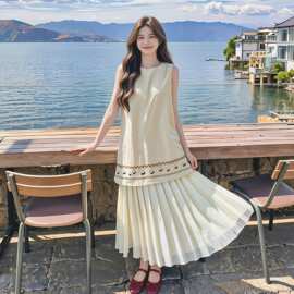 轻奢复古民族风连衣裙女2026夏季新款无袖刺绣百褶拼接长裙设计感