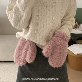 韩版新款简约纯色挂脖少女连指毛绒绒手套可爱雪地旅游保暖冬季