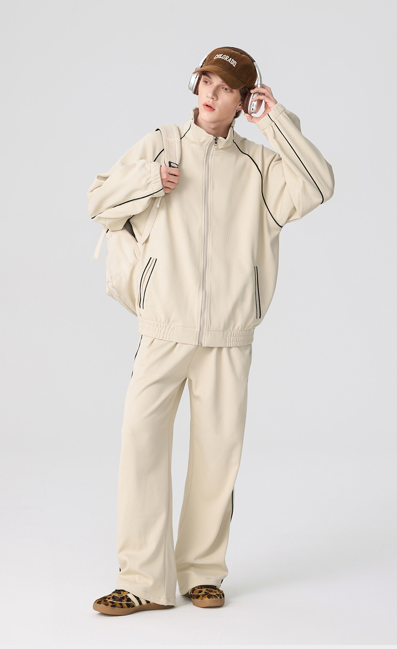 Completo casual da uomo alla moda con colletto alto, giacca, pantaloni a gamba larga, modello cardigan dal design ampio abbinato a pantaloni sportivi_voghion.com