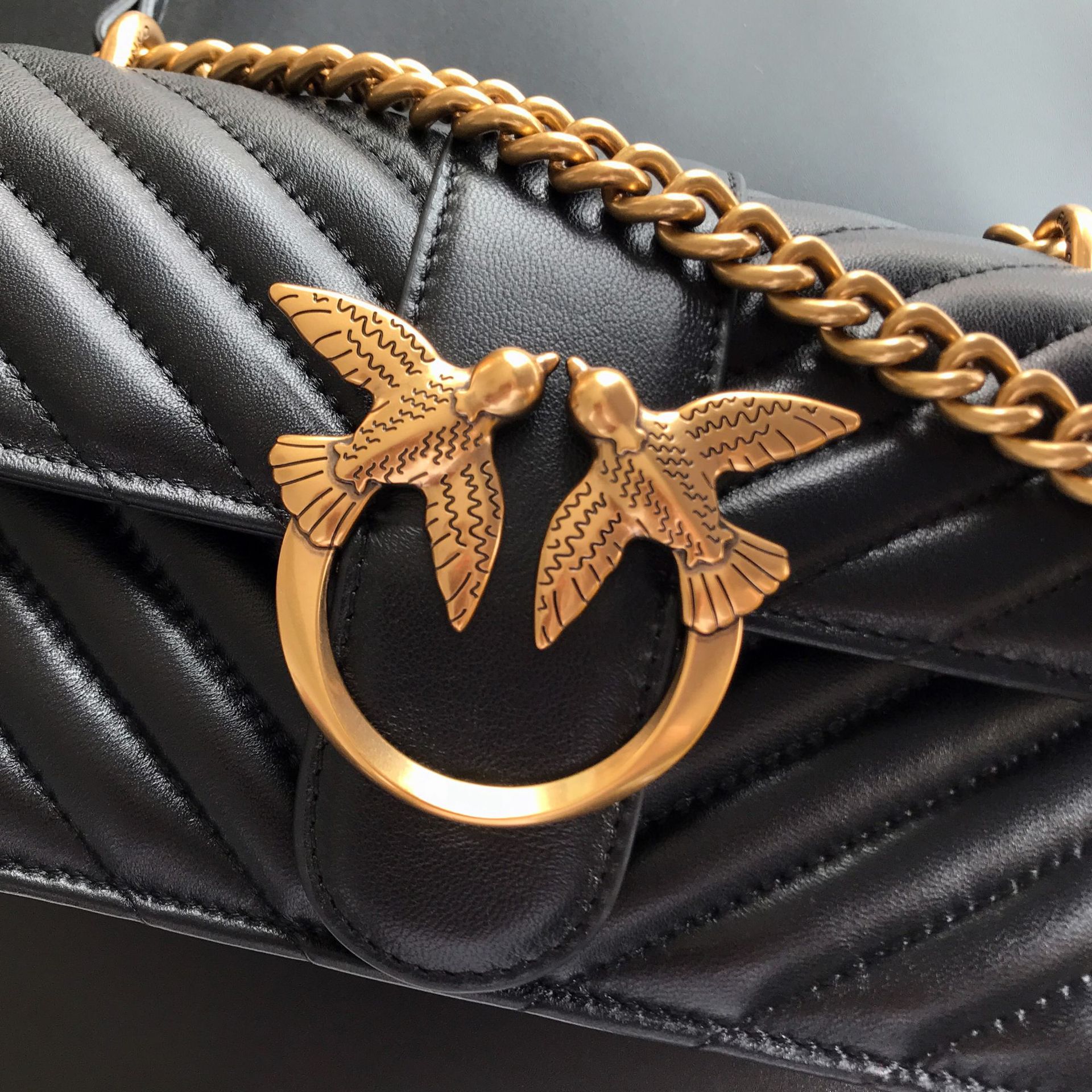 2023 nuevo pinko de alta calidad mismo estilo V-patrón de piel de oveja hombro de las axilas de las mujeres bolsa de sarga de la cadena de pelo generación