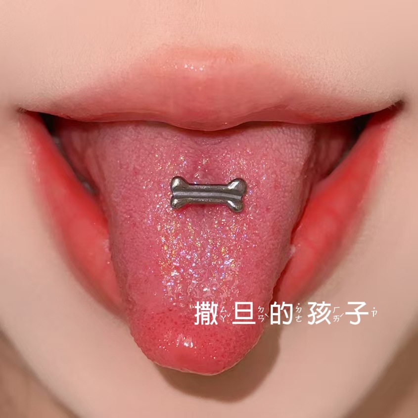 Silver pointed spike labret stud material detail