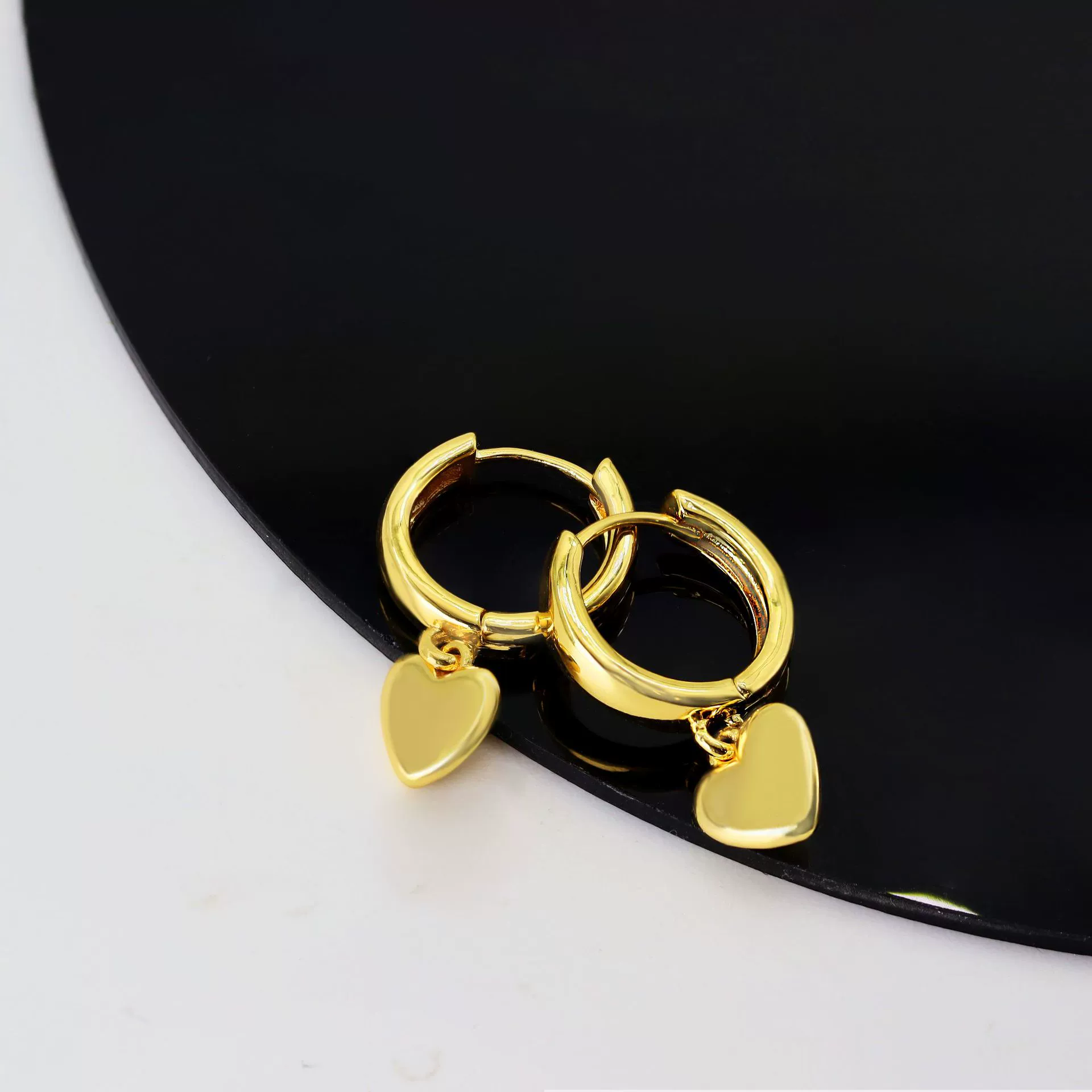 Небольшой дизайнерский кулон, золотые серьги, европейский стиль, тренд сезона