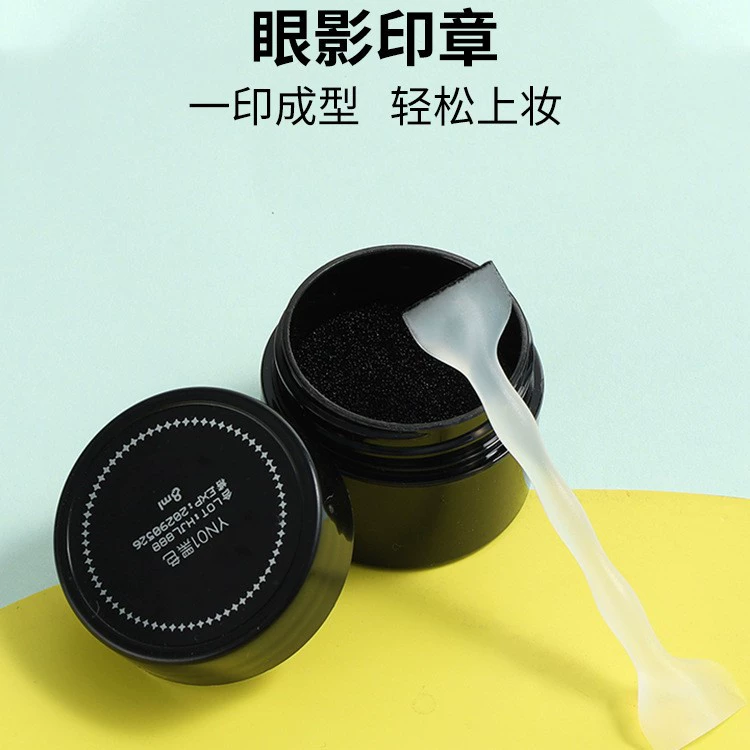 Штамп для теней водостойкий, устойчивый к поту и не снимает макияж. Для рисования подводки для глаз требуется 1 секунда. Это портативная подводка для глаз, которая должна быть у новичков.