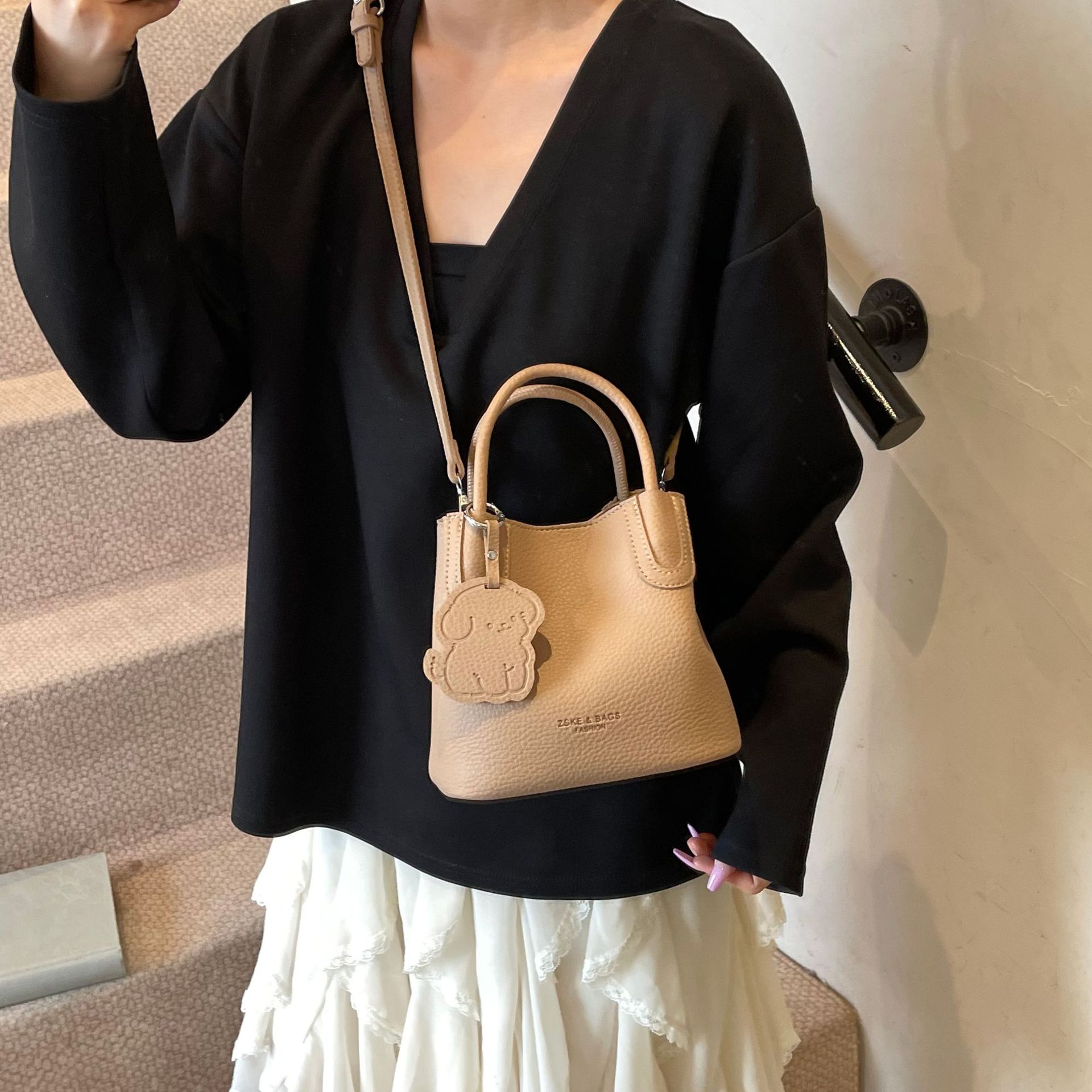 Bolso de patrón de lichi de alta gama para damas 2025 verano nuevo bolso de mensajero popular de todo fósforo bolso de cubo portátil de moda