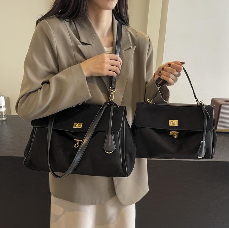 Este año, la popularidad de la bolsa de peluche retro, la capacidad de las mujeres, 2024 otoño y invierno, nueva moda, alta sensación de bolso de hombro.