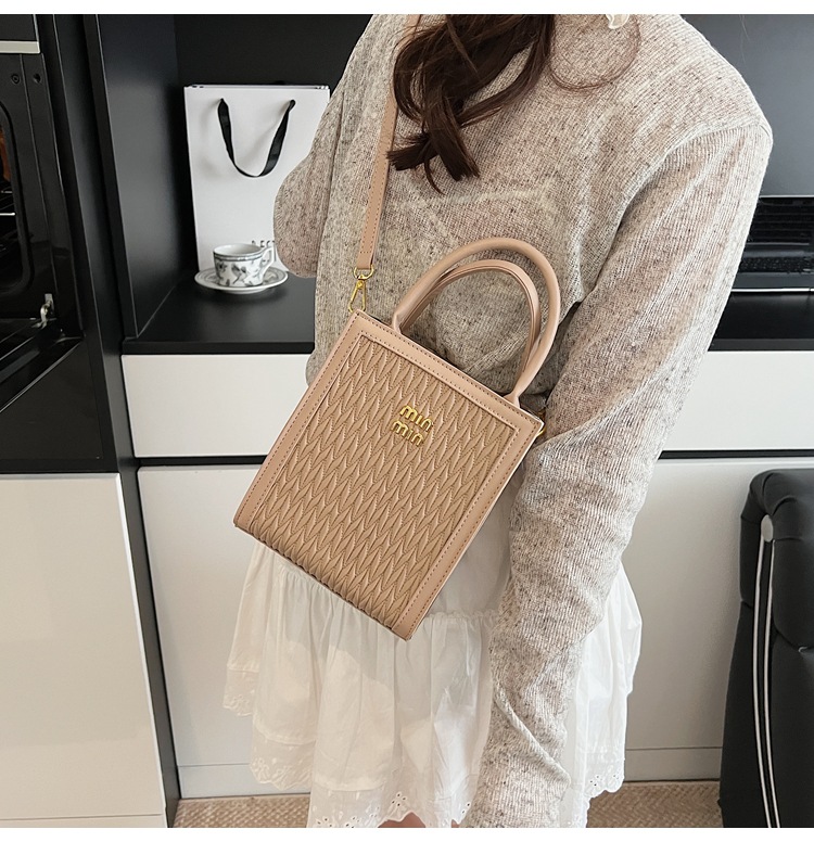 This year, the "Small Bag Women 2025" new trendy summer fashion, versatile and niche design hand-held shoulder crossbody bag is in vogue undefined