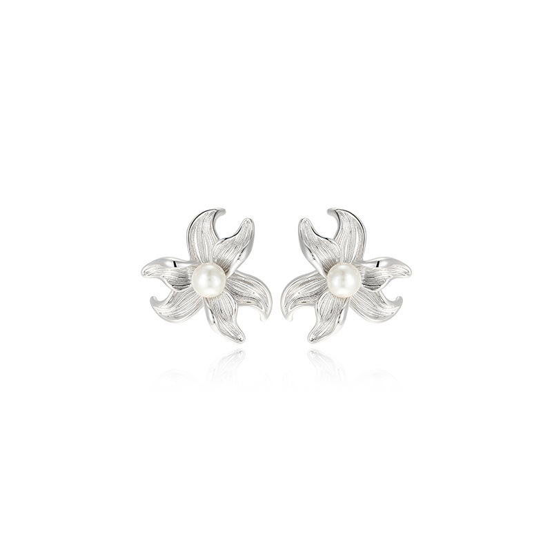 Xuping imitación de perlas de diseño exagerado sensación de pernos de flores simple total de orejas blancas chapadas de moda de viaje