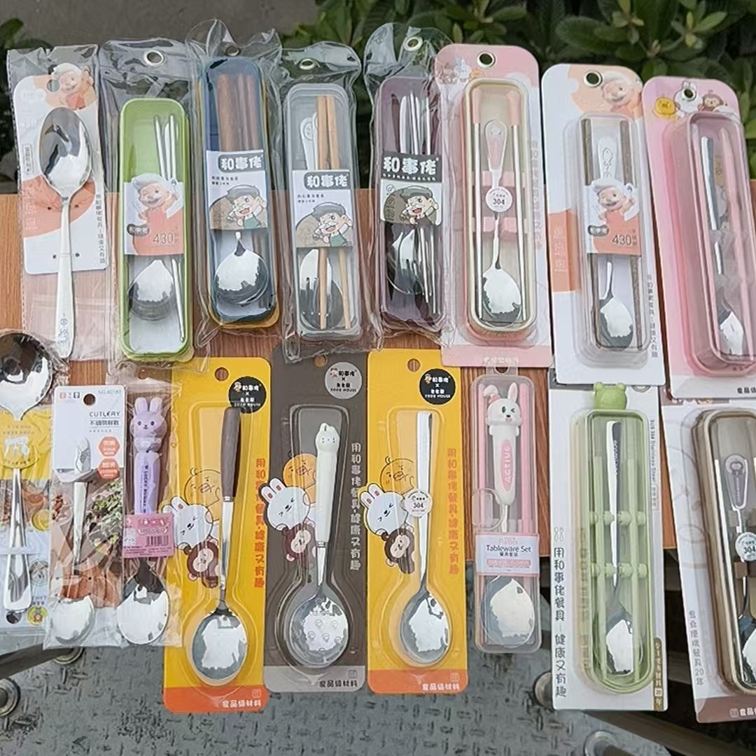 Nueva moda caja de dibujos animados de acero inoxidable regalo snack cubiertos set estudiantes portátiles cucharas al aire libre palillos