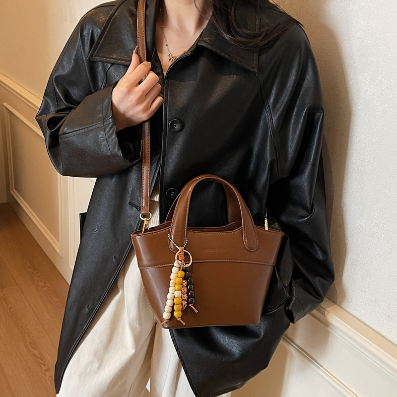 Bolsa de cubo portátil de color contrastante bolso de viaje retro mujer otoño / invierno 2025 nueva moda versátil bolso de hombro