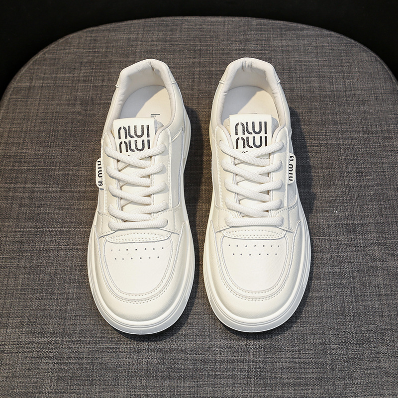 Pequeños zapatos blancos de cuero con suela gruesa aumentada ins2025 primavera nuevos zapatos deportivos casuales transpirables coreanos