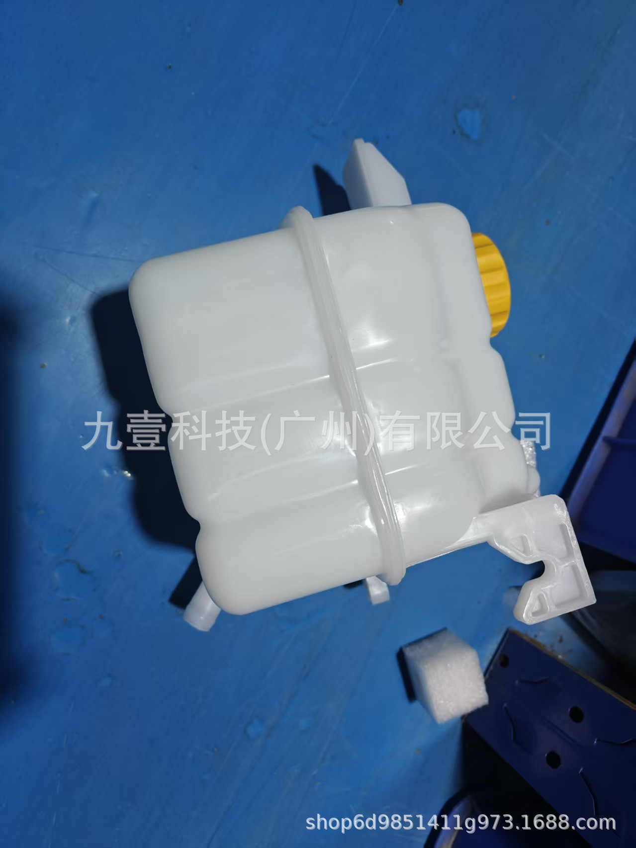 Suitable for Chevrolet CAPTIVA 2.0 auxiliary water tank with cover 96837836 95213455