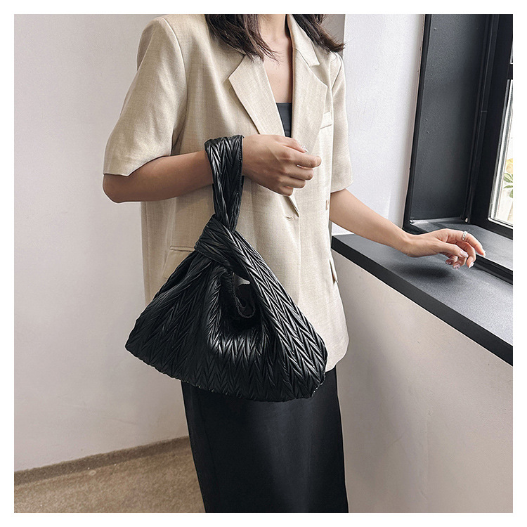 Women's Medium Pu Leather Geometric Solid Color Elegant Magnetic Buckle Handbag display picture 6