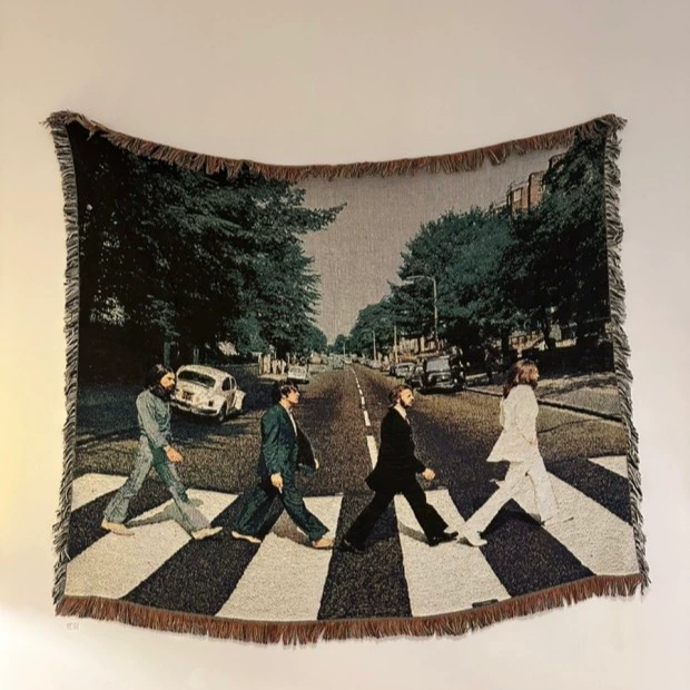 Картина глиф Beatle Crossing the Road