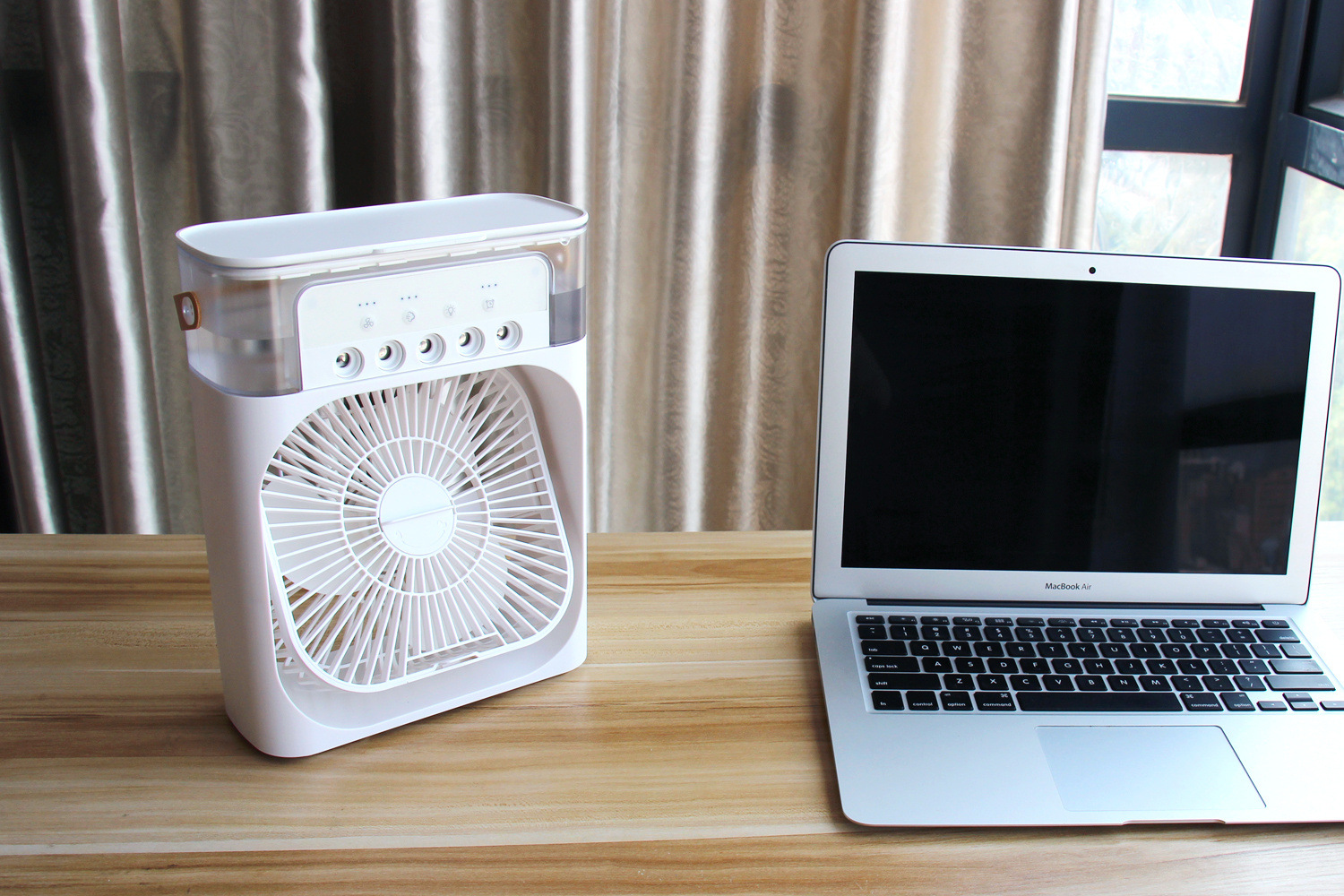 喷雾风扇白色桌面场景1.jpg