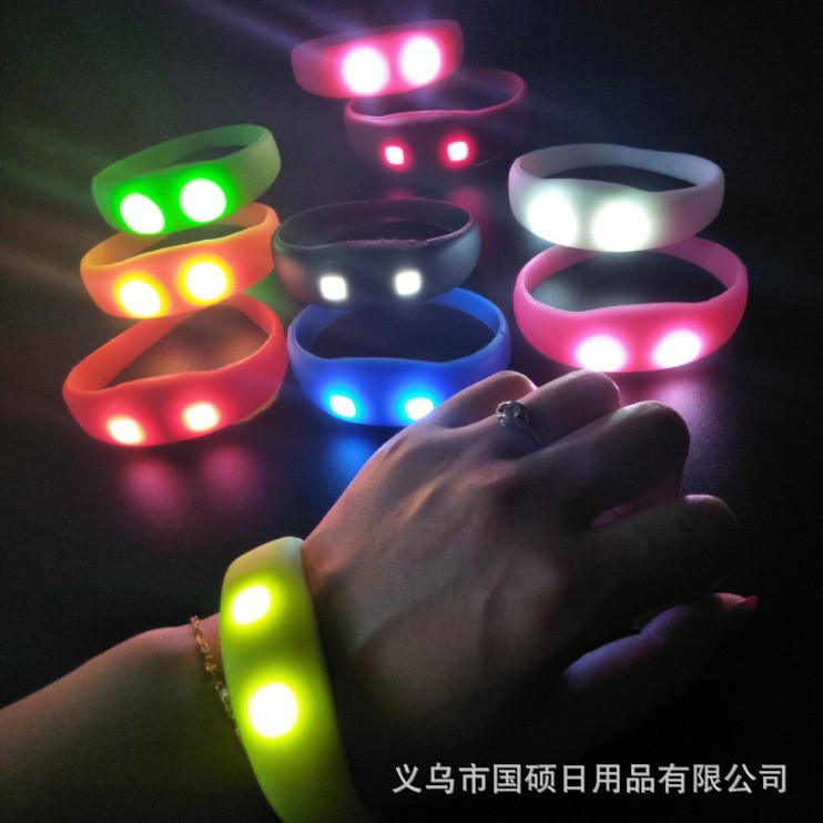 Pulseras luminosas controladas por voz Reunión Anual de Empresas Lotería Control de voz Respuesta Pulseras de teclas luminosas Concert Atmosfera de bar