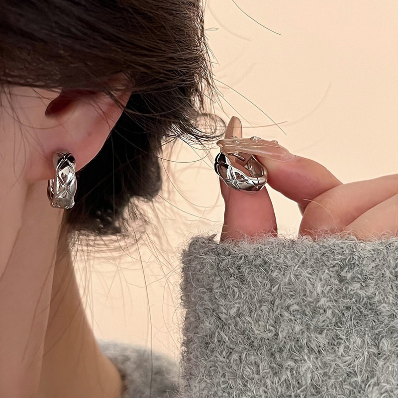 New Diamond-Patterned Earrings for Women, Niche Design, Light Luxury, High-End Feel, Elegant Hoop Earrings, Versatile and Fashionable Ear Accessories