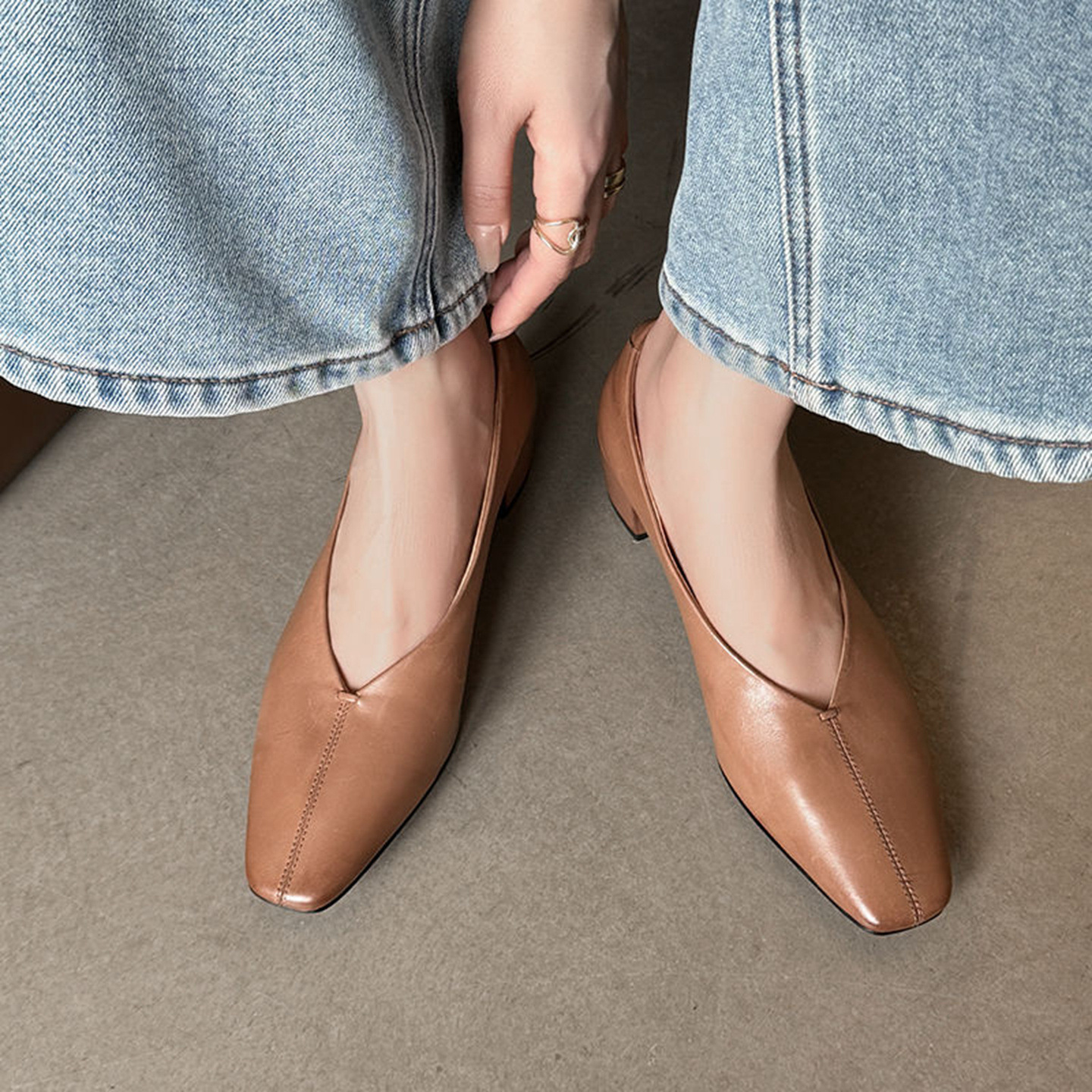 Giày nữ da bò gót vuông cổ V mũi nhọn, phong cách bà nội (granny shoes) đế thấp, đi làm hằng ngày — màu nâu