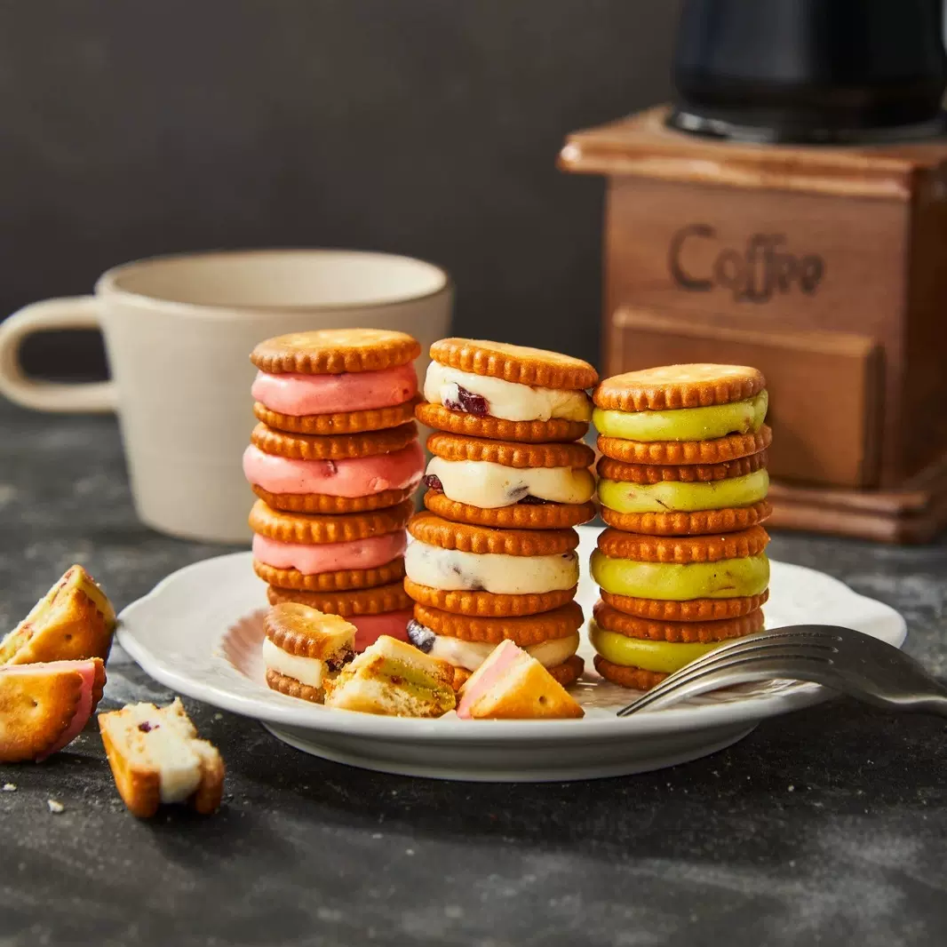 哇！会拉丝の汉堡酥夹心牛扎饼干奶香味纽扣小圆饼网红休闲零食