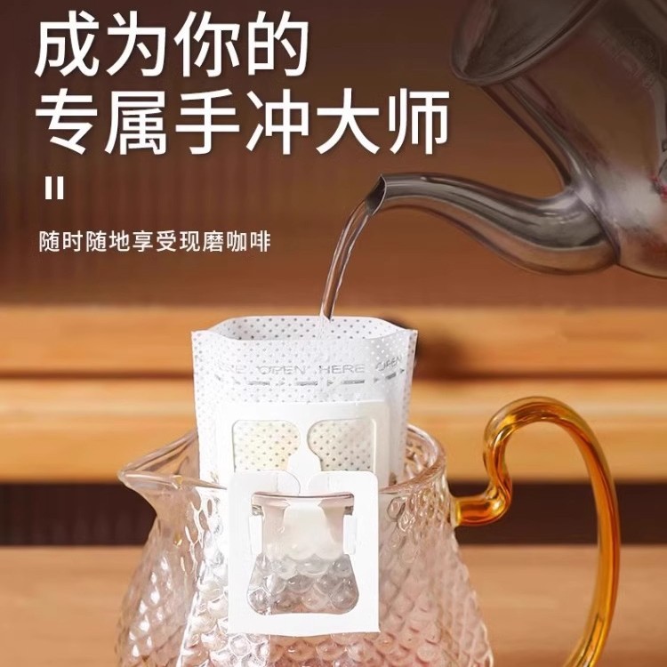 コーヒーろ紙の耳のろ紙の手でコーヒーの粉の濾過紙を流します。