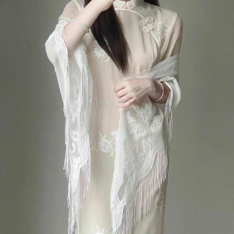 Huakai Zhixia Chaxian borla chal de encaje con cheongsam exterior 2025 nueva camisa de protección solar de rebeca fina de todo fósforo