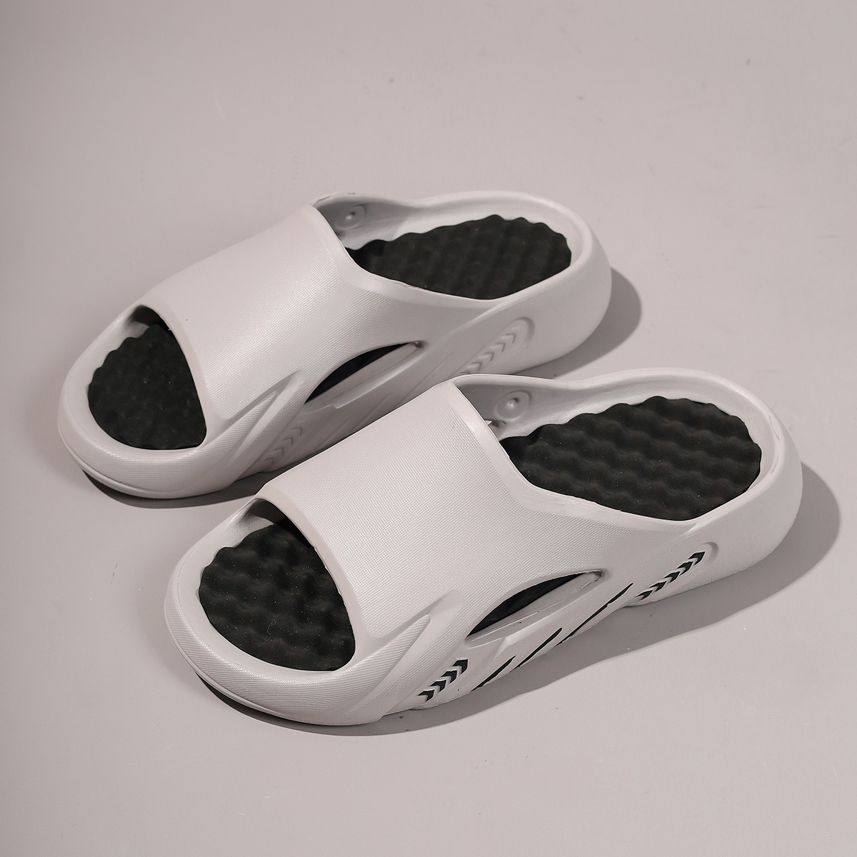 Trendy herenslippers voor de zomer, geschikt voor buiten, antislip sportsandalen voor binnen en thuis, met dikke zool._voghion.com