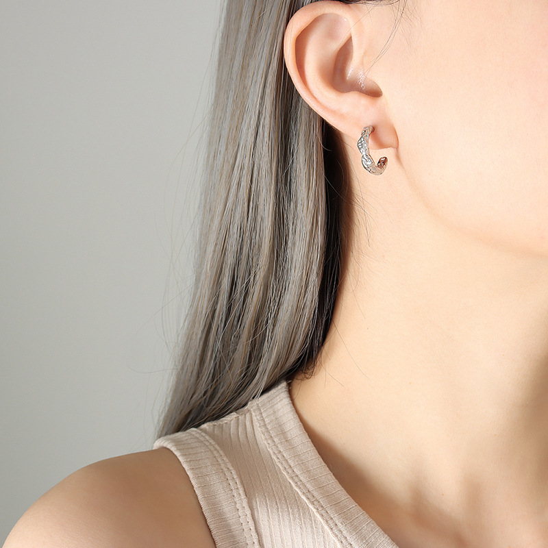 Coreano simple en relieve geométrico C-tipo diseño irregular hardware pendientes joyería al por mayor mujer ins viento titanio acero