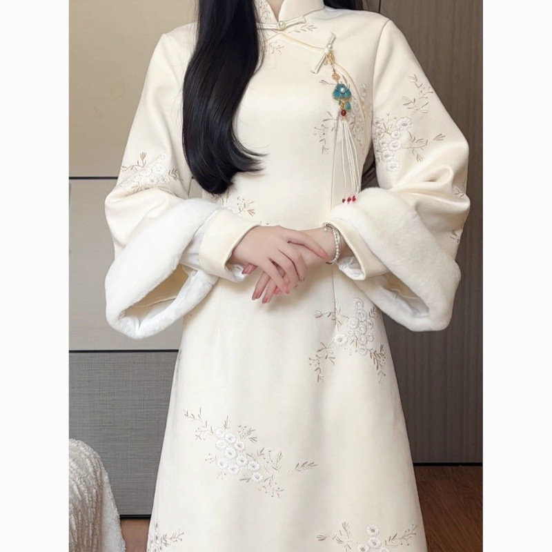 中式旗袍冬2023年冬季新款米白绣花加绒年轻款倒大袖复古风长裙