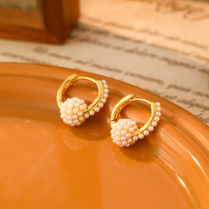 Orecchini a cerchio con perle premium per donna design elegante_voghion.com