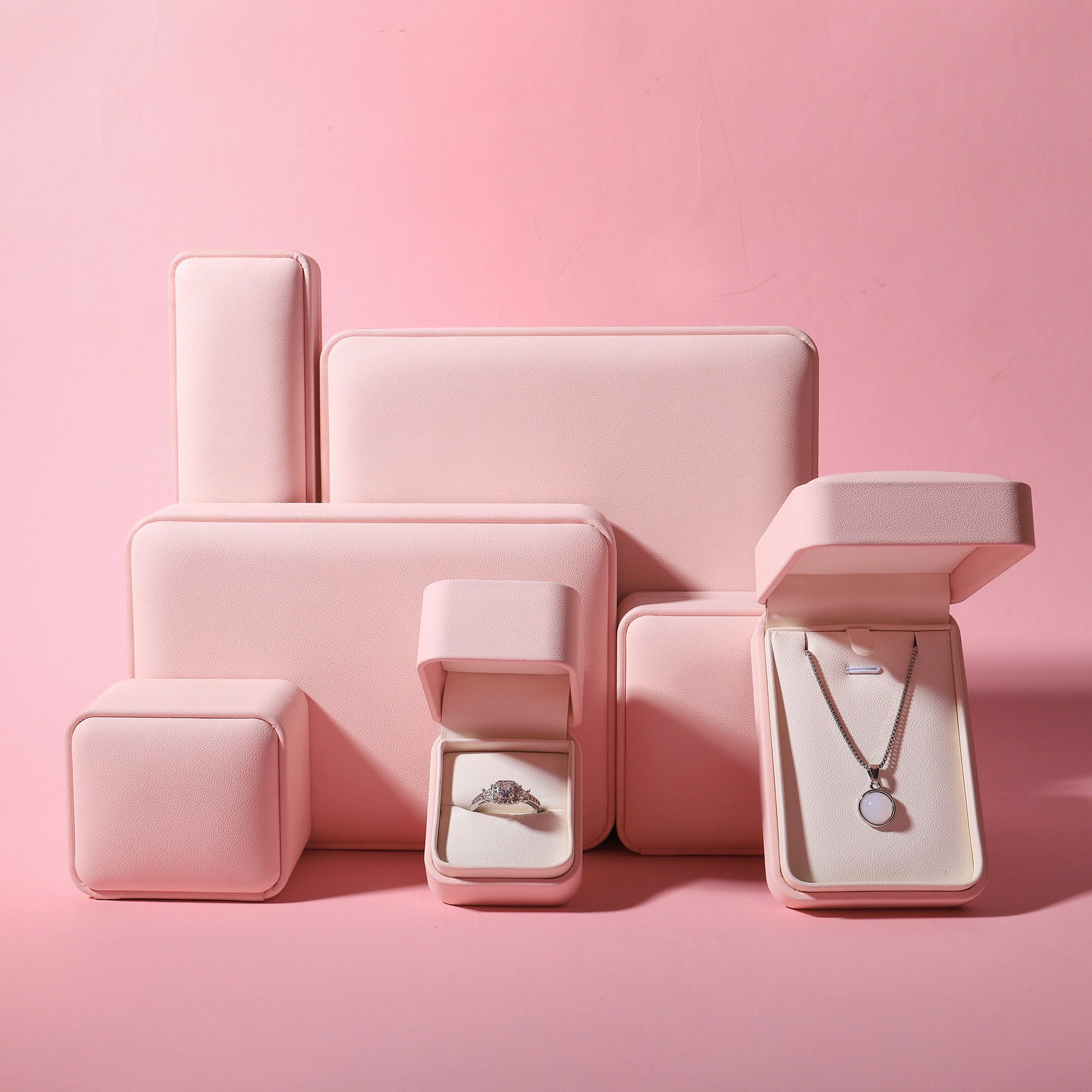 Caja de joyería rosa de alta calidad de cuero pu caja de embalaje de marca de joyería logotipo colgante pulsera collar caja de anillo