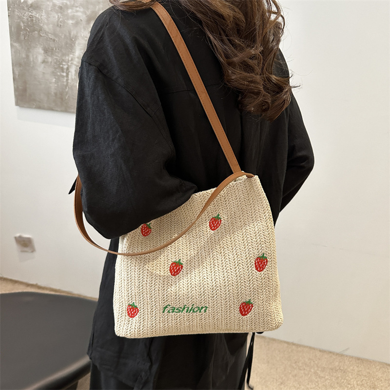 Bolsa de viaje de verano de gran capacidad para mujeres 2024 nuevo lindo bolso de tela de paja de fresas bolsa de trenzado de viaje de moda