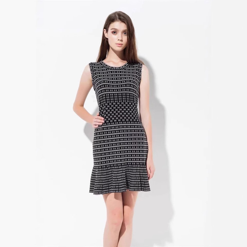 French Retro Black and White Hip Slimming Elegant Fishtail Skirt High-end Polka Sense Socialite Knitted Jacquard dress