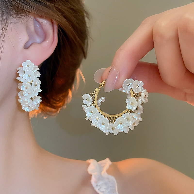 Pendientes de borla de flor de perla de aguja de plata Pendientes retro elegantes franceses Moda de nicho Pendientes de lujo ligero de alta gama Mujeres