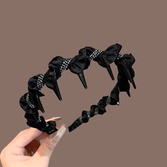 頭のカチューシャの女性の高級感の新型の越境早春の装飾品2025黒色は波のカチューシャを巻いて軽くて贅沢な日常の外で身につけます。