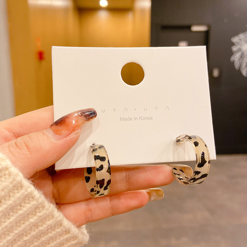 Pendientes transfronterizos, pendientes de metal de alta calidad, pendientes de 2025 nuevos pernos de moda, temperamento ligero y lujoso, pendientes de atmósfera