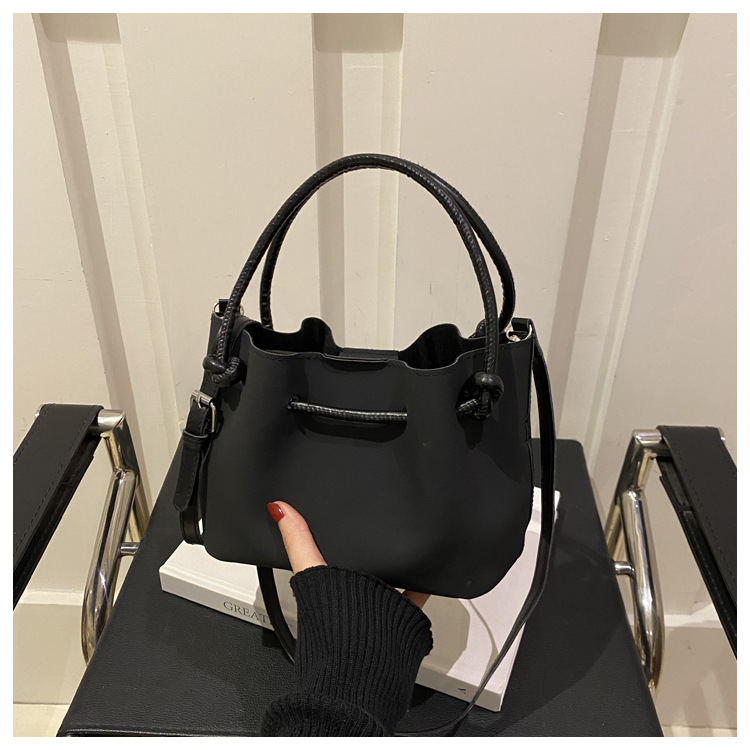 225g Weight Polyester Lining Material Sewing Thread Fashion Element Zipper, Magnetic Buckle Closure Type Top Handle Strap Type Handbag Bags Type Daily Occasion Pu Leather Material Solid Color Pattern All Seasons Season Women's Gender Classic Style Style Bucket Shape Medium Size Women's Medium Pu Leather Solid Color Classic Style Sewing Thread Bucket Zipper Magnetic Buckle Handbag 14