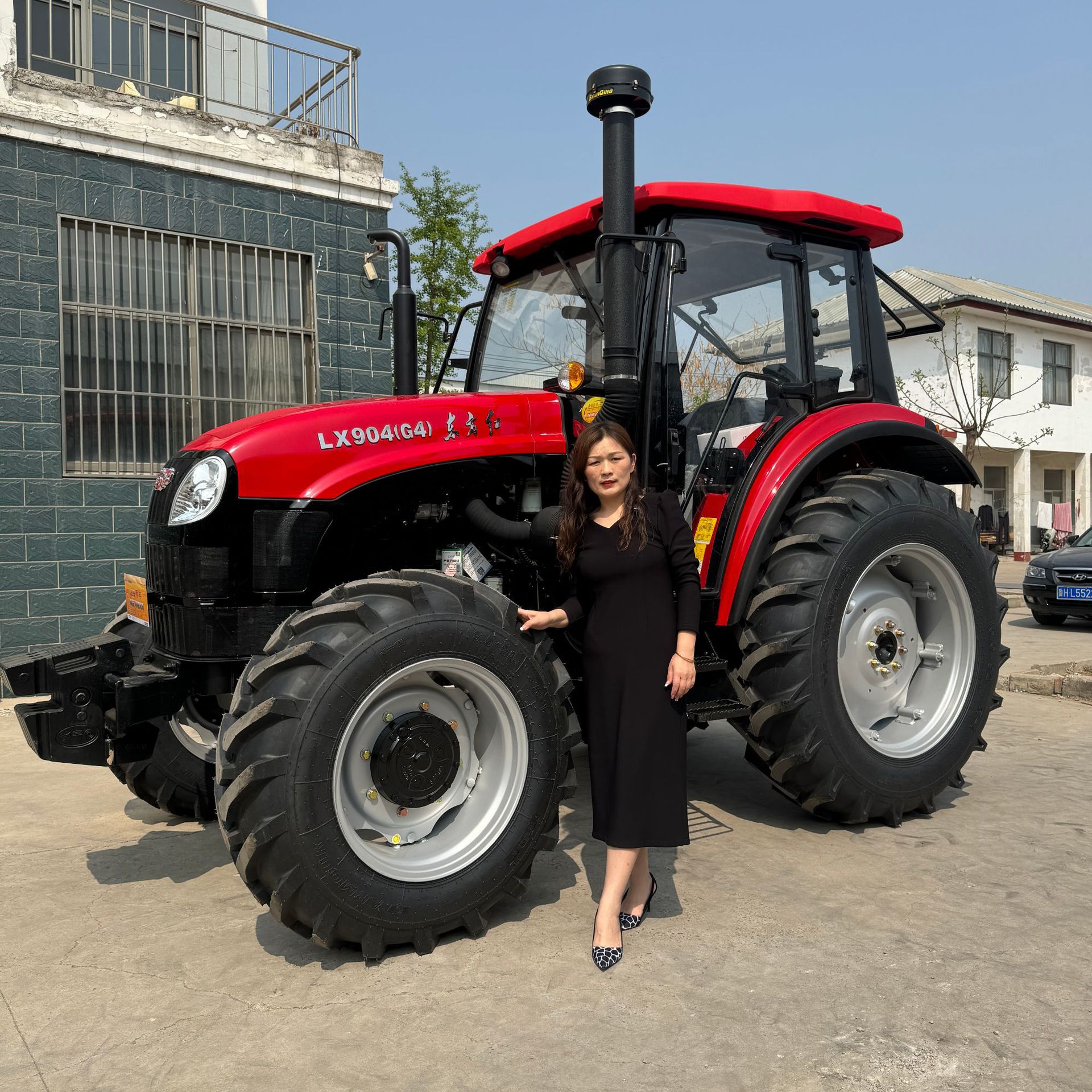 Dongfanghong 120 caballos de fuerza tractor de cuatro tracciones LX904 máquina de arado rotativo 2204 tractor tierra de cultivo image 5