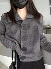 针织开衫女秋装2025年新款长袖宽松韩版时尚大扣翻领短款毛衣外套