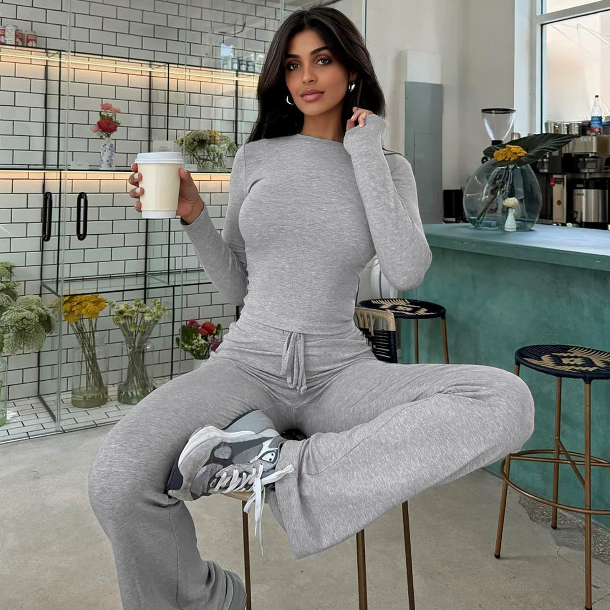 Европейский и американский женский спортивный костюм 2025 года: новая модная укороченная кофта с длинным рукавом, облегающие брюки-клеш на завязках