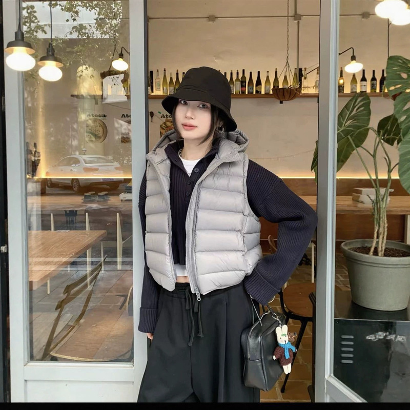 2026 Fall/Winter New Style Ribbed Hooded Down Vest for Women, Fashionable Lightweight and Stylish Sleeveless Jacket 2026 Fall/Winter New Style Ribbed Hooded Down Vest for Women, Fashionable Lightweight and Stylish Sleeveless Jacket