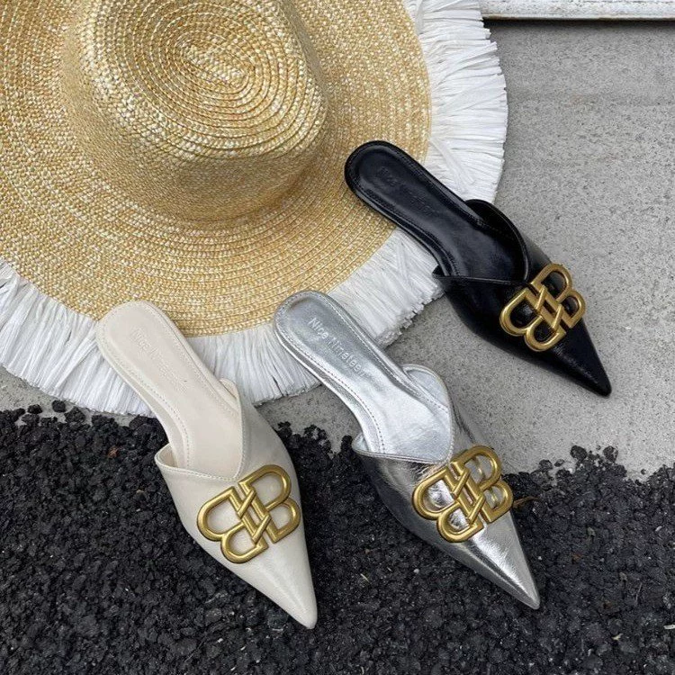 Корейская версия дамы с заостренной головкой и половинной тапочкой женщины 2025 весна и лето новая обувь Мюллер женская B-пряжка металлическая модная дикая