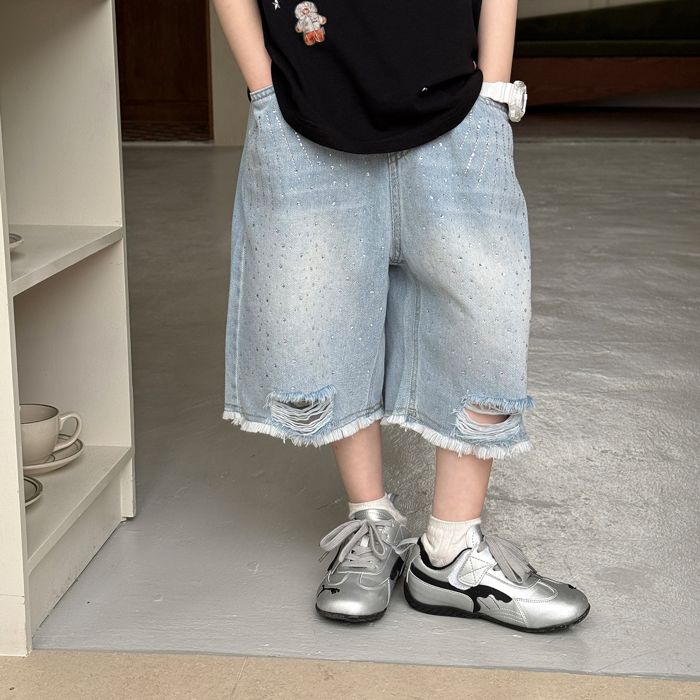 New children's denim capri pants, 2026 summer style, washed, Korean style, rhinestone ripped design, frayed hem, straight leg.