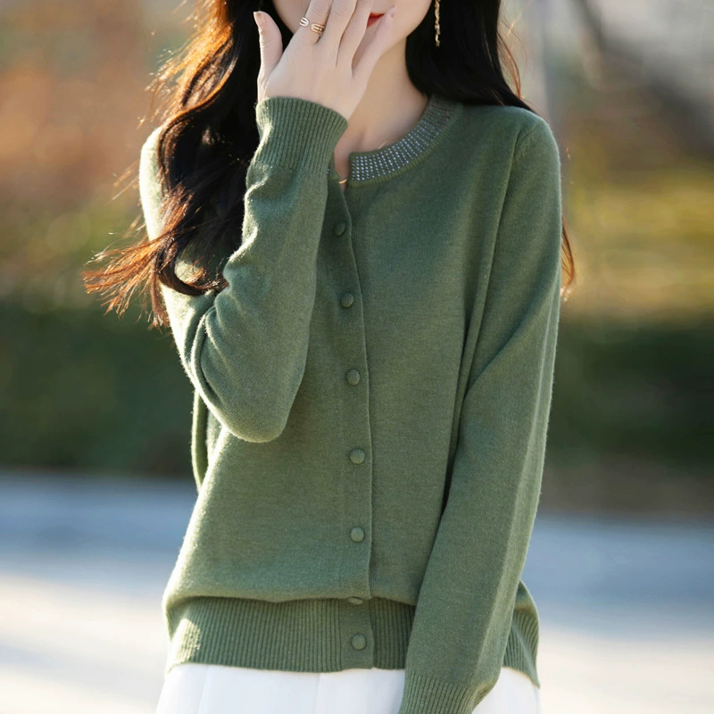 Энди бархатный трикотажный кардиган с круглым вырезом и бриллиантовыми пряжками весной 2025 года