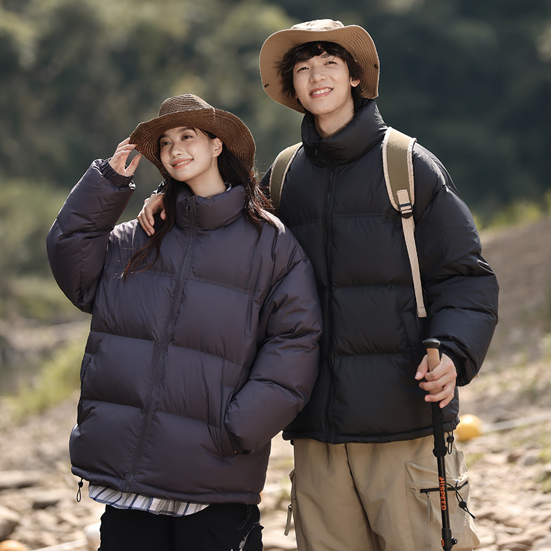 Оптовая закупка пуховиков для мужчин и женщин: свободный крой, модные, трендовые, однотонные, парные топы, куртки, рабочая одежда с нанесенным логотипом.