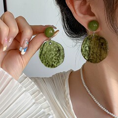 レトロな香港風オリーブの緑がイヤリングを染めています。