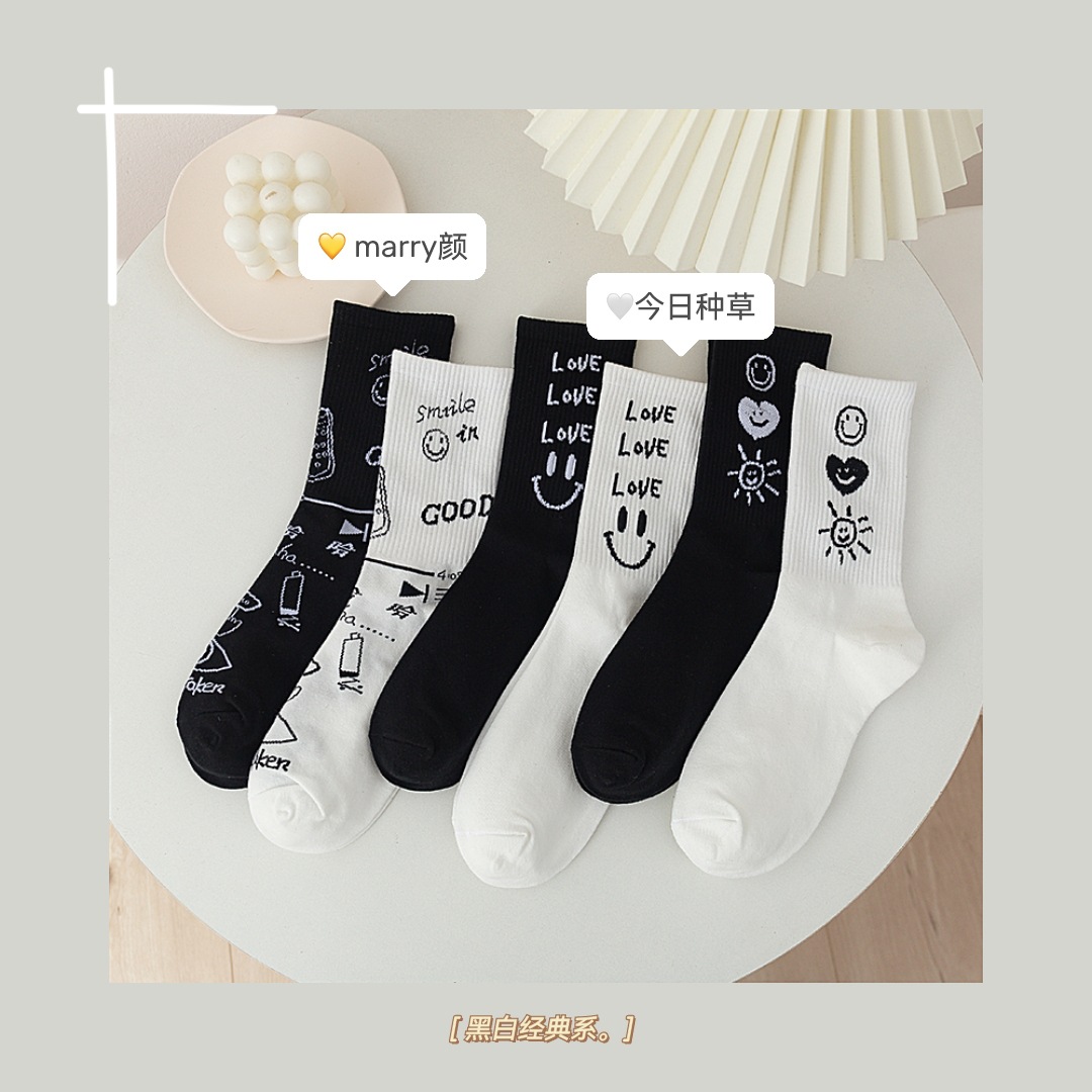 Unisex/Men and women can be all-match solid color tube socks