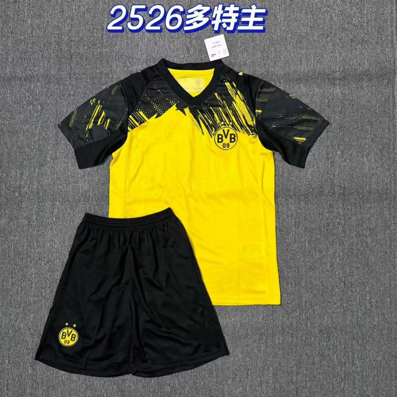 2526 equipación local del Dortmund
