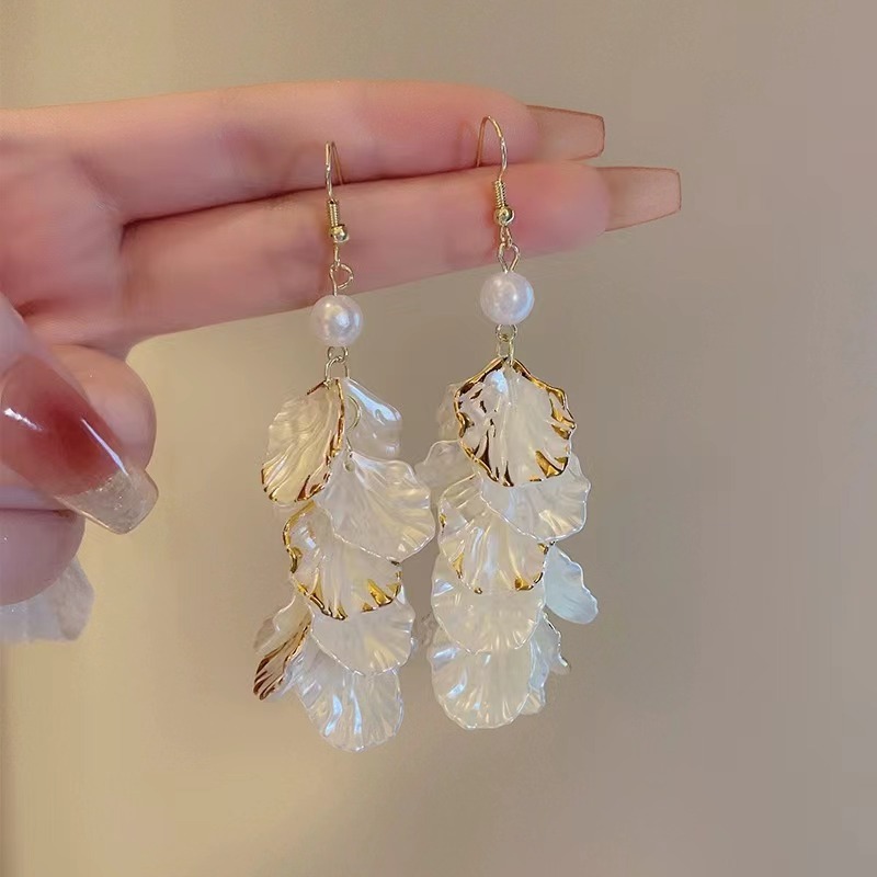 Brincos pendentes com pérolas e borlas de pétalas estilo francês_voghion.com