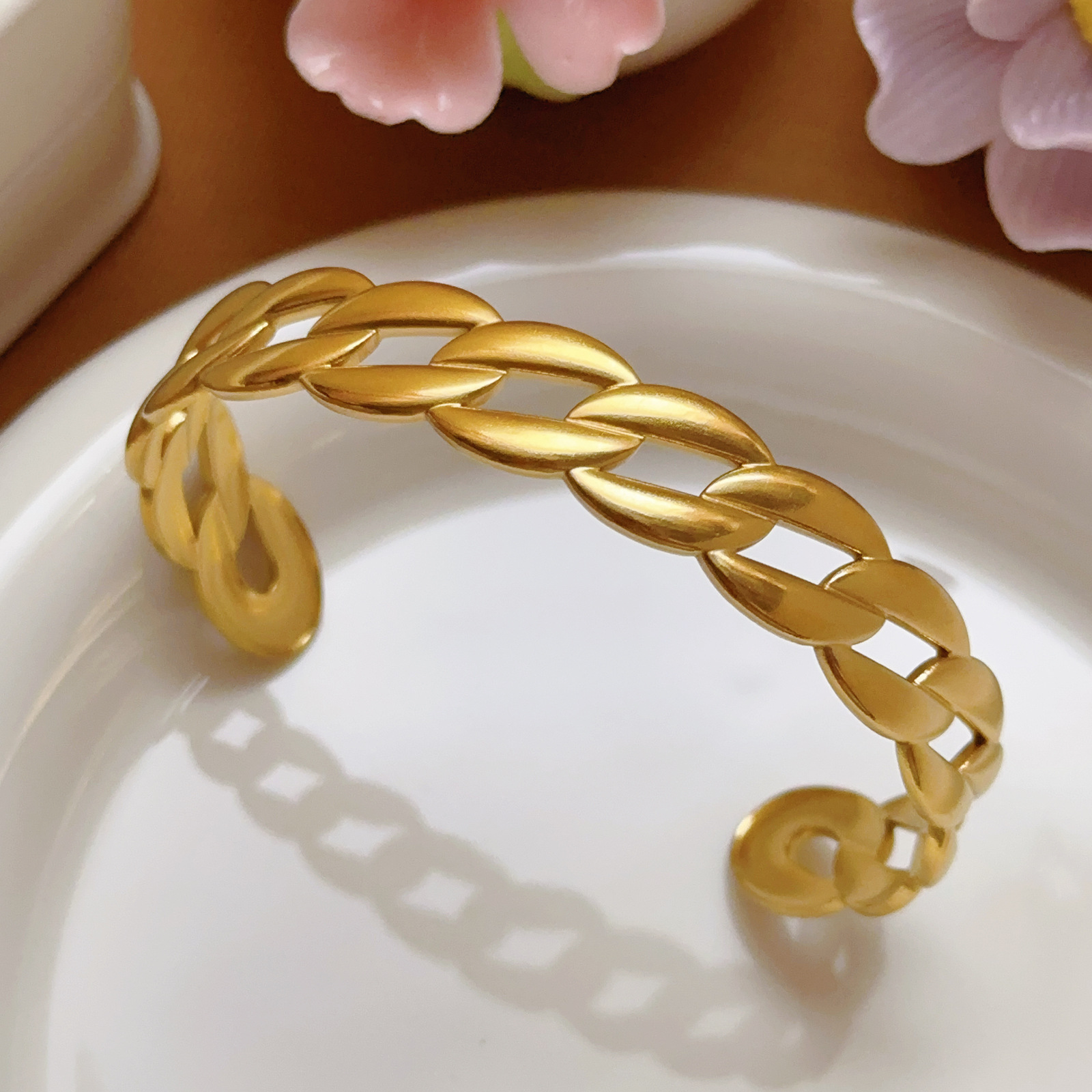 Brazalete de moda europea y americana de acero inoxidable chapado en oro de 18 quilates, lujo ligero, joyas de pulsera hueca, lujo ligero para mujeres.