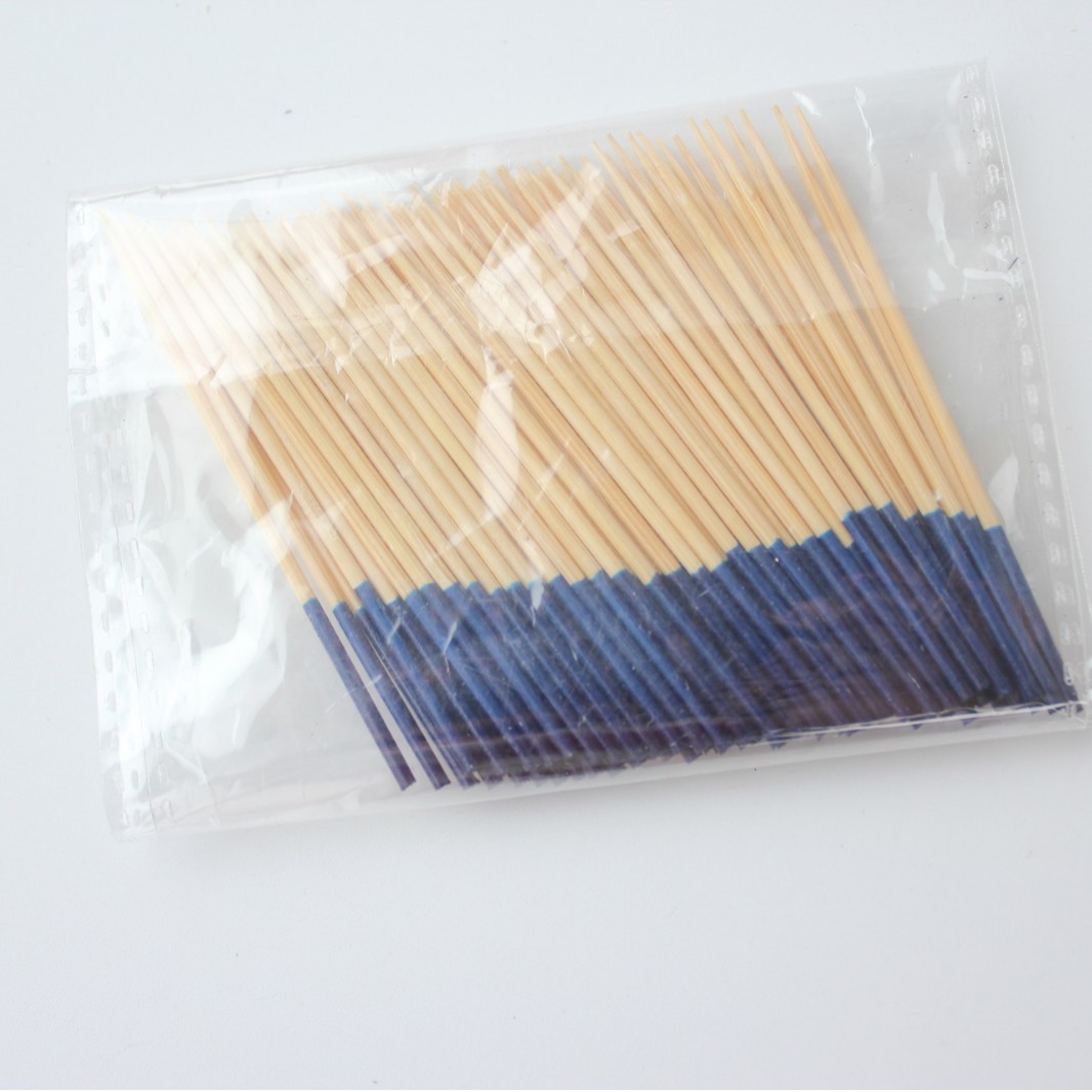 Fábrica de frutas de color palillo de dientes largo desechable hogar portátil enchufe de fruta de bambú restaurante sola cabeza flor palo multi-especificación